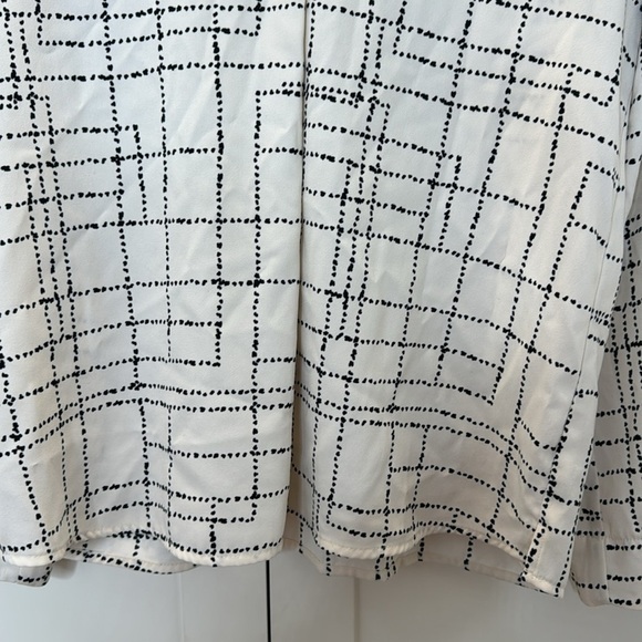 Prologue Long Wide Sleeve Winter White Black Design Size: Medium - Picture 7 of 11